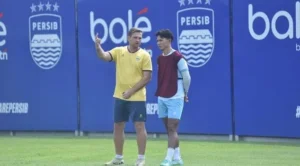 Igor Tolic Targetkan Kesiapan Fisik dan Visi Satu Kapal di Latihan Perdana Persib